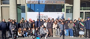 Foto di gruppo delle classi terze medie in visita al Binario 21