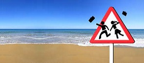 cartello pericolo scuola finita con mare e spiaggia