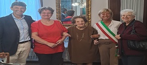 La sig.ra Giorgetti e i suoi famigliari il sindaco Mirella Cerini e il Vice sindaco Cristina Borroni