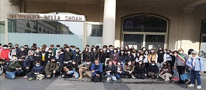 foto di gruppo degli studenti accompagnati dal sindaco Mirella CErini