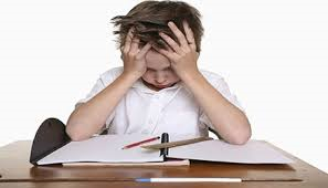Bambino in difficoltà con i compiti