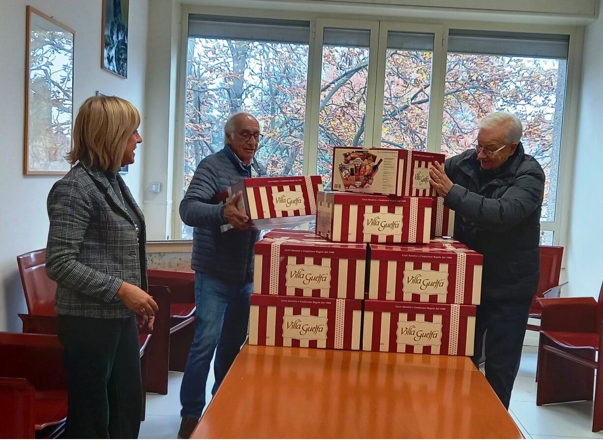 I membri del Lions Club Castellanza-Malpensa, impegnati nella consegna dei pacchi natalizi