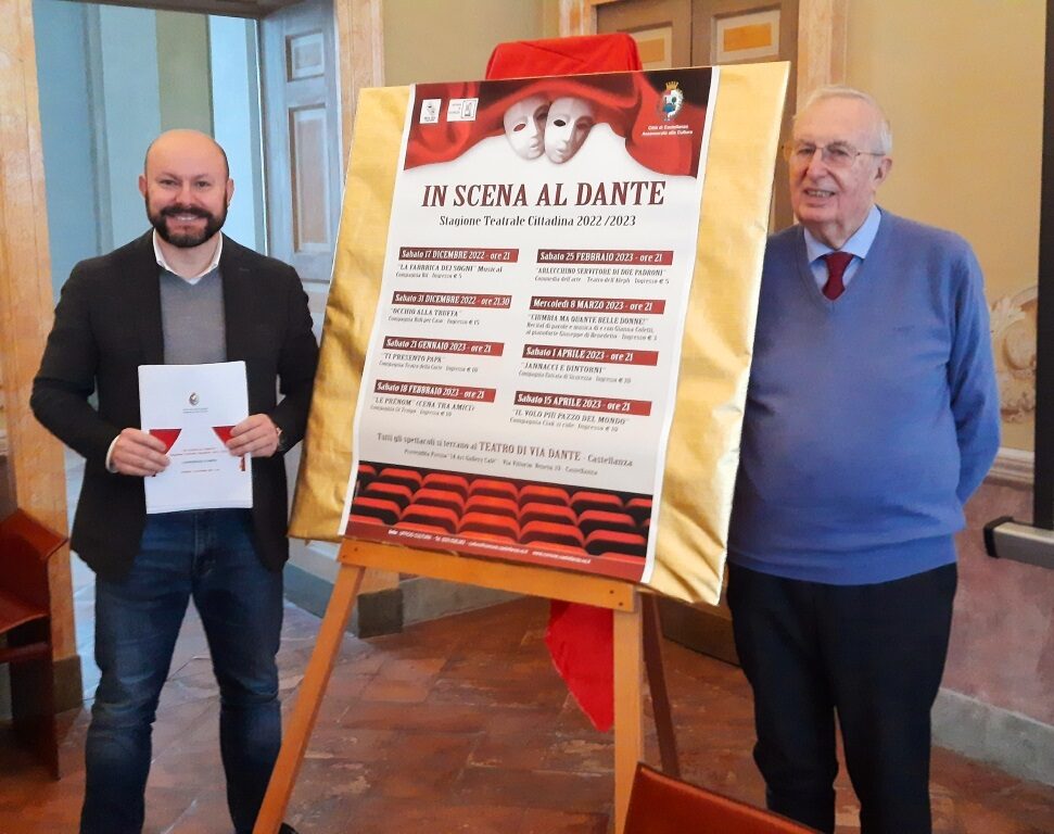 L'assessore Davide Tarlazzi insieme ad Edoardo Giudici (referente del teatro Dante) durante la presentazione della stagione teatrale 2022/23 "In scena al Dante"