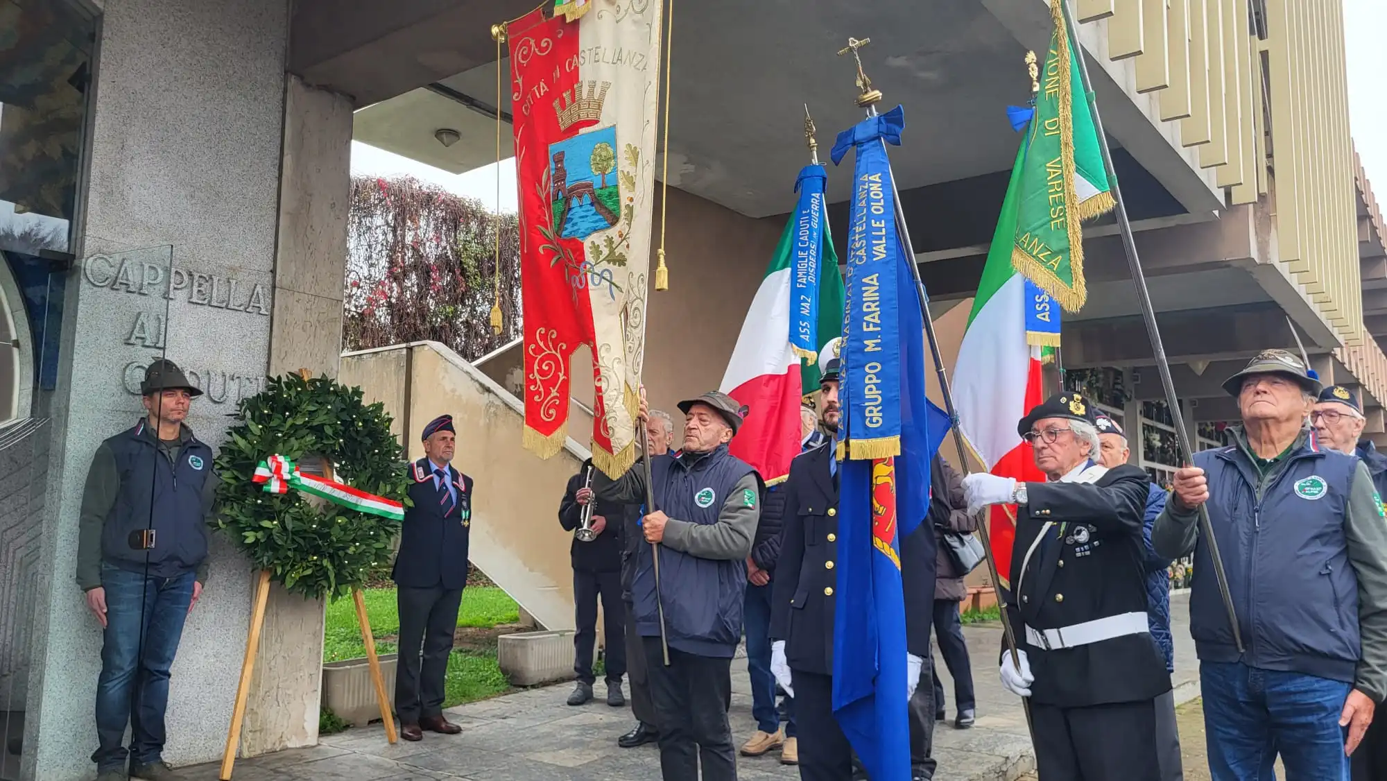 La prima giornata di celebrazioni per commemorare la giornata del IV Novembre con la deposizione di fiori alla Cappella ai Caduti