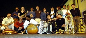 Sabato 18 luglio alle 21 il palco di piazza Paolo VI  ospiterà un evento musicale multietnico con la formazione milanese che  si esibirà in 