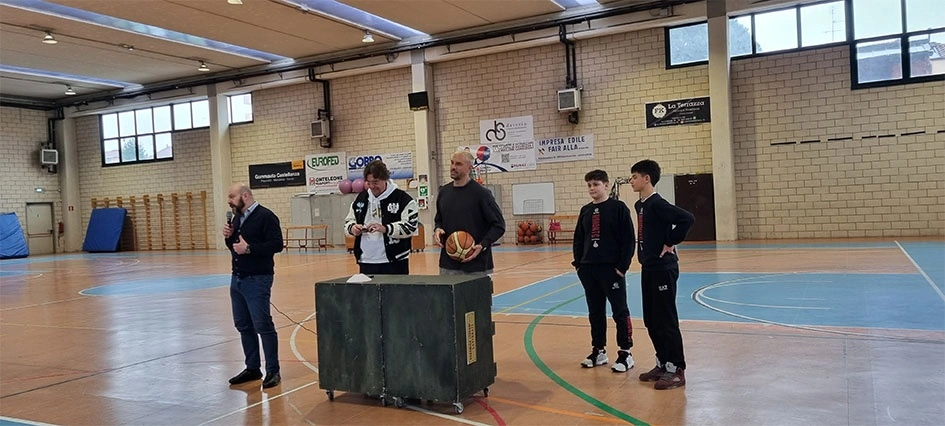 L'ex giocatore professionista, ora opinionista NBA e attivista sociale, ha dialogato con i ragazzi delle classi prime in un evento formativo