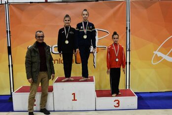 Il Consigliere delegato allo Sport Luigi Croci premia le ragazze che si sono fatte valere nella pratica della Ginastica Artistica