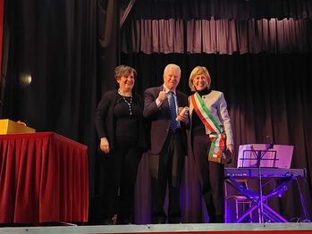 Il sindaco e il vice sindaco premiano il fotografo Canacci