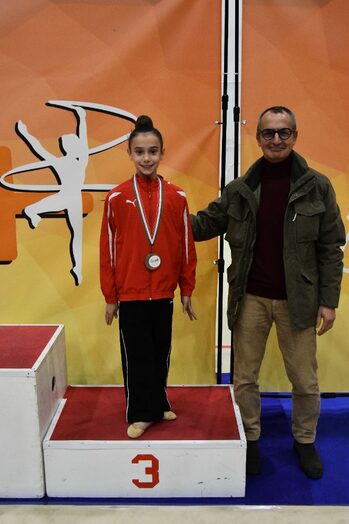 Il consigliere Luigi Croci insieme all'atleta castellanzese