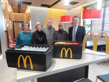 Il sindaco Mirella Cerini, insieme all'assessore ai servizi sociali Cristina Borroni, accoglie l'iniziativa del nuovo punto vendita di McDonald's in favore della mensa del Padre Nostro