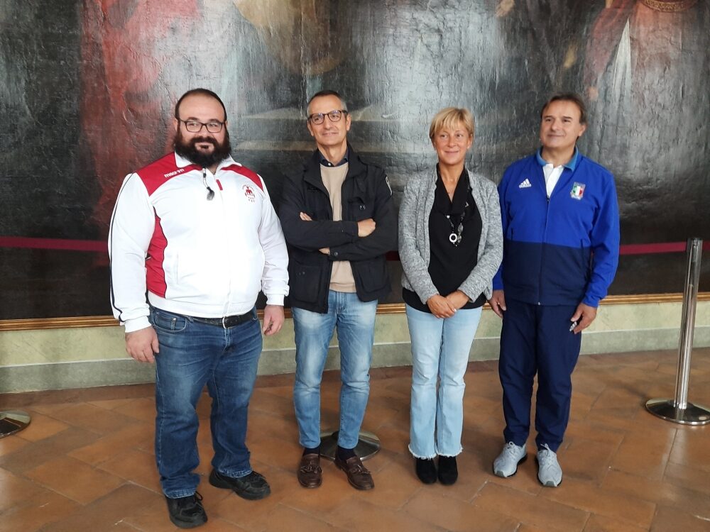 Atleti insieme al sindaco Mirella Cerini e al sindaco Mirella Cerini e al consigliere delegato aòòo sport Luigi Croci, durante la presentazioe della manifestazione