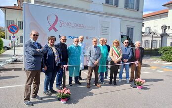 Giornata di prevenzione oncologica di fronte al Municipio di Castellanza