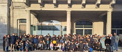 I ragazzi di terza media in posa di fronte al memoriale della Shoah