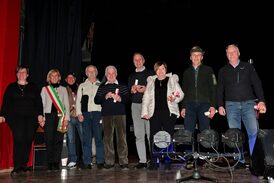 il sindaco e il vice sindaco con i premiati