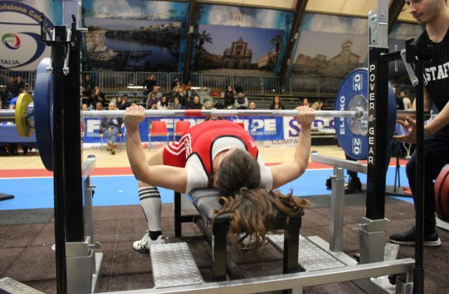Atleta impegnato durante il Campionato di distensione su panca