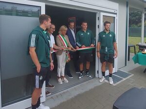 Il Sindaco Cerini il consigliere delegato allo sport Croci e presidente castellanzese e giocatori
