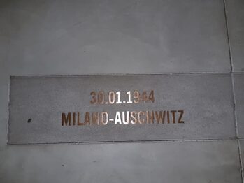 Targa memoriale delle deportazioni degli ebrei dal binario 21