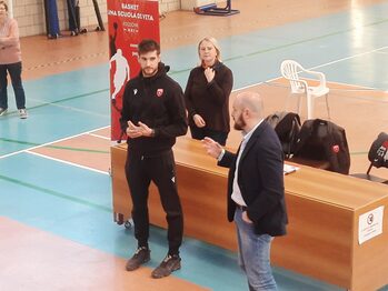 L'assessore Davide Tarlazzi insieme a Giovanni De Nicolao, giocatore della Pallacanestro Openjobmetis Varese