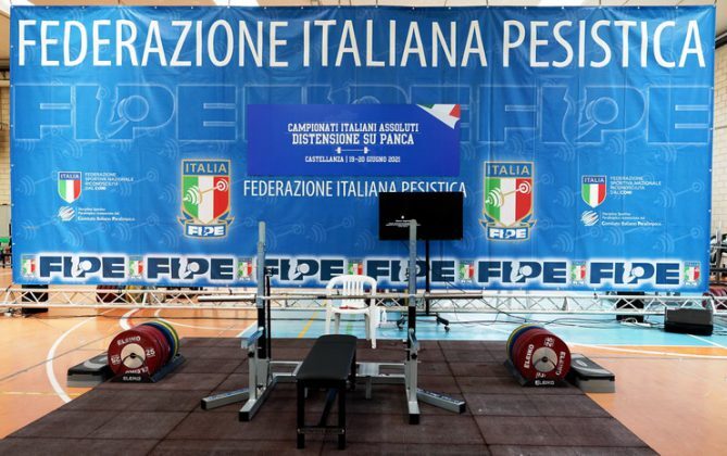 panca per le distensioni durante il Campionato