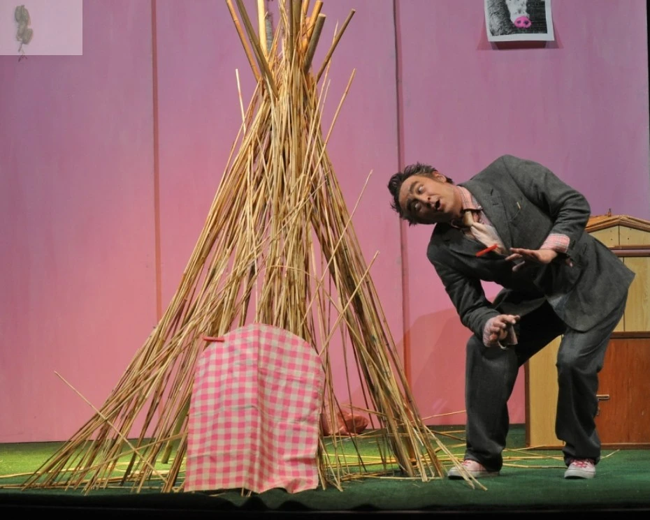 Uno spettacolo tra ironia e narrazione per bambine e bambini dai 3 anni, prodotto da Pandemonium Teatro, pensato per coinvolgere tutta la famiglia