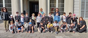 Foto di gruppo della  classe 2C delle Scuole Manzoni di Castellanza in visita in Municipio