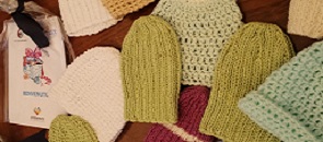 cappellini colorati realizzati all'uncinetto