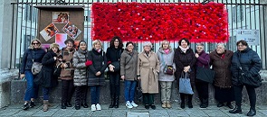 Donne di fronte al municipio di Castellanza per celebrare la Giornata internazionale contro la violenza sulle donne