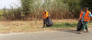 Volontari al lavoro per la pulizia dei bordi delle strade