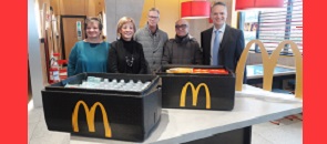 Il sindaco Mirella Cerini, insieme all'assessore ai servizi sociali Cristina Borroni, accoglie l'iniziativa del nuovo punto vendita di McDonald's in favore della mensa del Padre Nostro