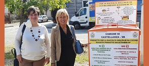 Il sindaco Mirella Cerini e il vicesindaco Cristina Borroni presentano i nuovi punti di raccolta degli oli esausti