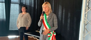 Il sindaco Mirella Cerini, insieme all'assessore Cristina Borroni