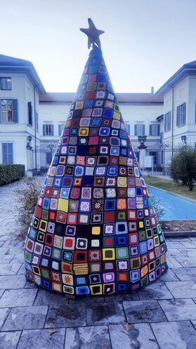 Il grande albero di Natale del 2020, composto con l'uncinetto e posizionato di fronte al Comune di Castellanza