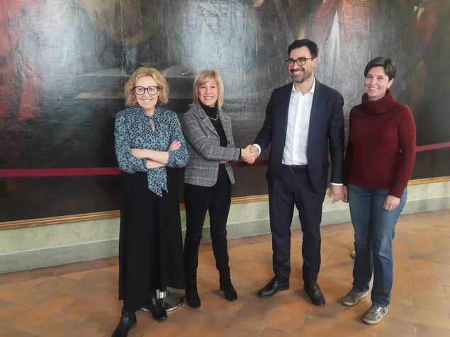 Stretta di mano tra Il sindaco Mirella Cerini insieme e il dott. Alex Carini, Amministratore Delegato di Humanitas Mater Domini.