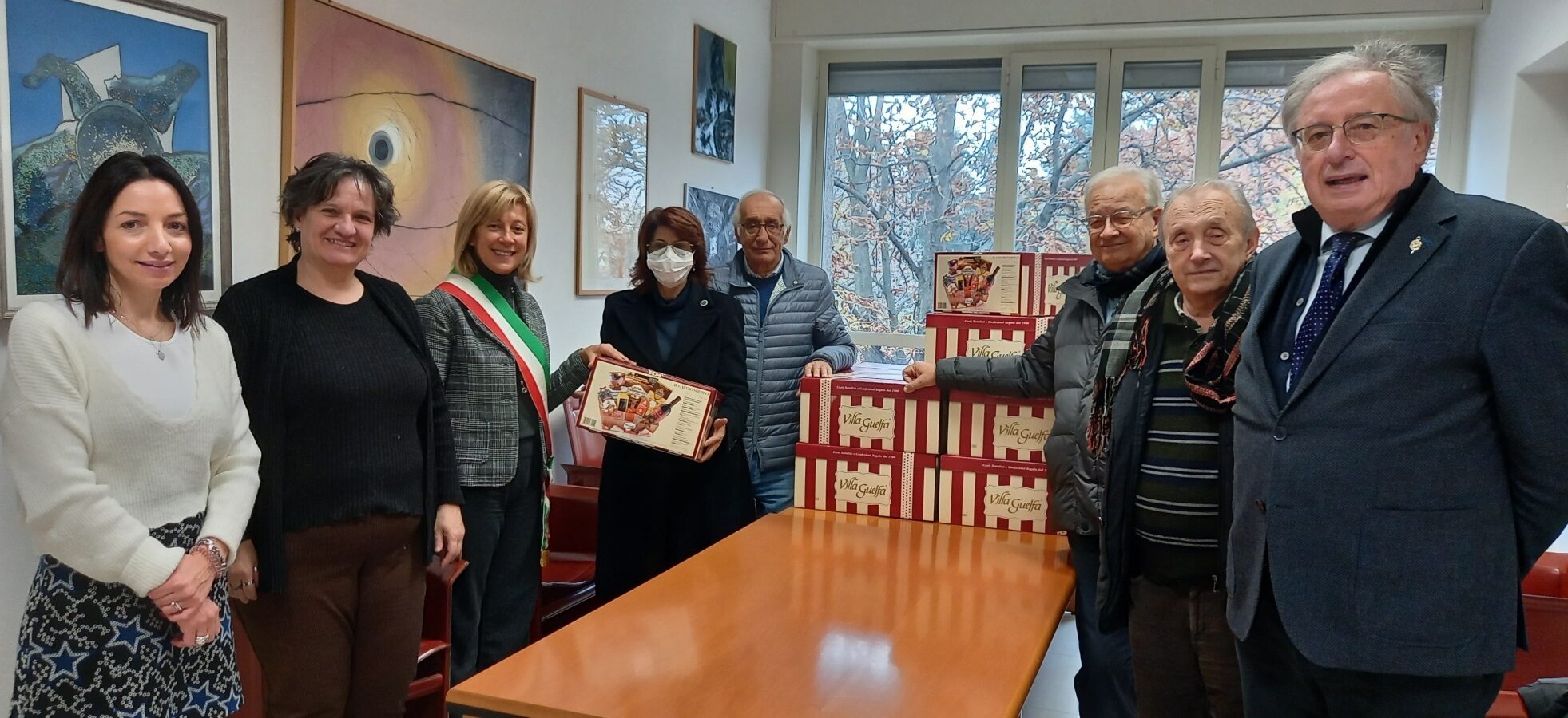 Cerimonia di consegna dei pacchi natalizi da parte dei membri del Lions Club Castellanza-Malpensa al sindaco Mirella Cerini e all'assessore Crisrtina Borroni