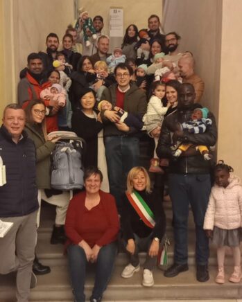 Il Sindaco Mirella Cerini e il vicesindaco Cristina Borroni insieme alle famiglie accorsen in comune per partecipare alla manifestazione "Benvenuto ai nuovi nati"