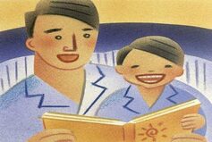 Padre e figli che sorridono e leggono un libro
