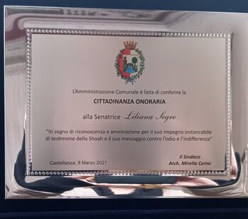 Targa consegnata alla Senatrice Liliana Segre per il conferimento della cittadinanza onoraria nel Comune di Castellanza
