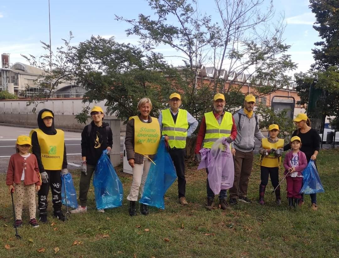 Il sindaco Mirella Cerini, l'assessore Claudio Caldiroli, insieme ai volontari che hanno partecipato alla giornata di pulizia "Puliamo il mondo"