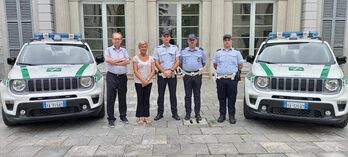 Il Sindaco Mirella Cerini, insieme all'Assessore Claudio Caldiroli, accoglie i nuovi automezzi della Polizia Locale