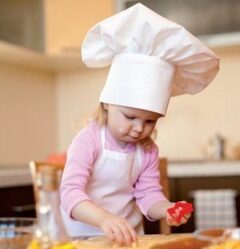 Bambina che cucina