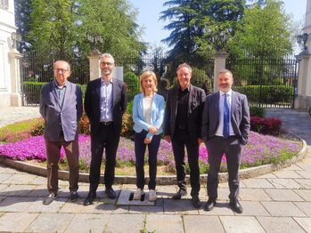 I protagonisti dell'incontro, insieme al sindaco Mirella Cerini nel cortile del palazzo comale di Castellanza