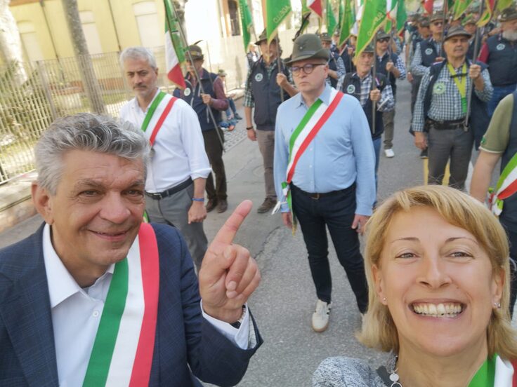 Il sindaco di Castellanza Mirella Cerini insieme al gruppo Alpini al raduno di Rimini dell'8 maggio 2022