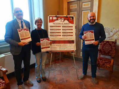 Ilsindaco Mirella Cerini insieme all'assessore Davide Tarlazzi e a Sergio Farioli durante la presentazione della stagione teatrale 2023/2024
